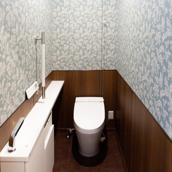 トイレの腰壁は汚れがサッと拭き取れるキッチンパネルと同様の素材。床も手入れが楽なクッションフロアとした。