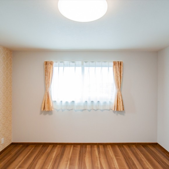 各洋室・寝室は、施主や家族がすきな色柄のカーテンを選び、それに合わせて設計士がアクセントクロスをコーディネート。